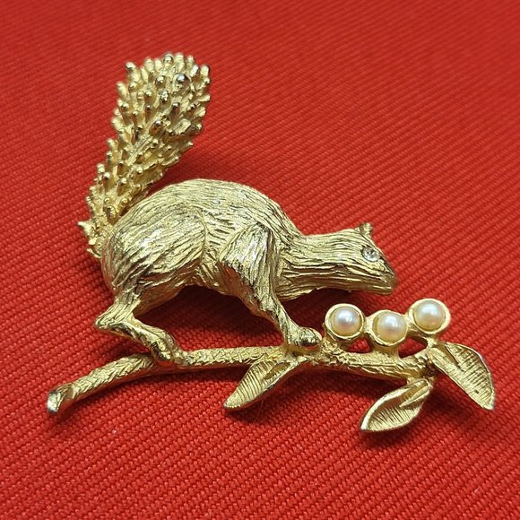 Vintage Hobe Metal Gold Tone Squirrel Brooch Pin Faux Pearls - Picture 4 of 12